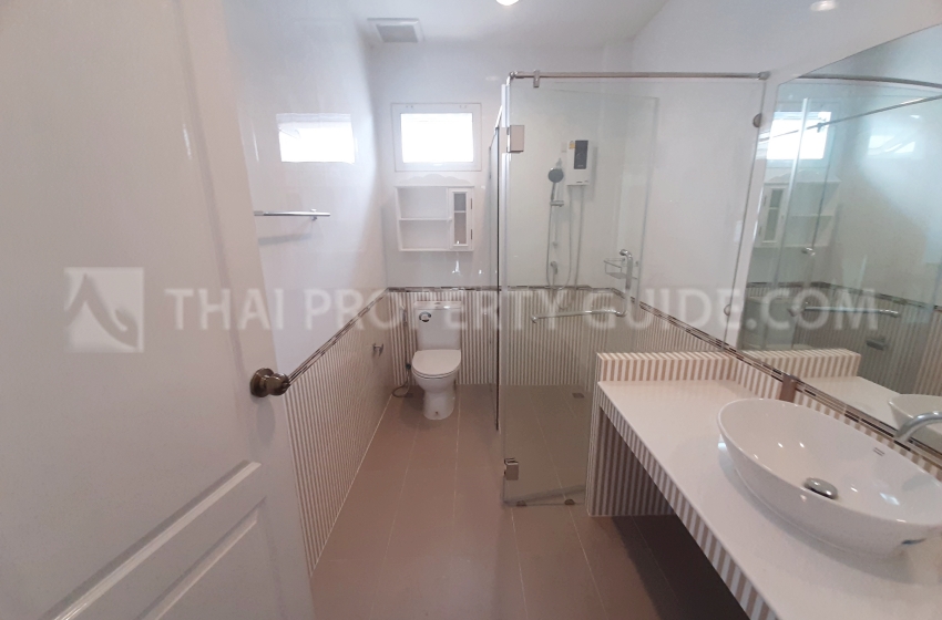 House with Shared Pool in Bangnatrad 